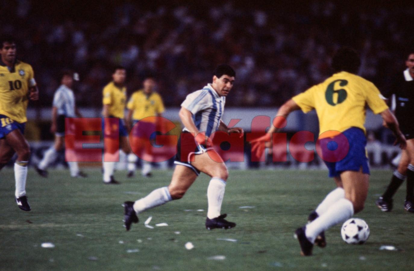 Imagen Una semana después, Maradona levantó la Copa Artemio Franchi vs. Dinamarca