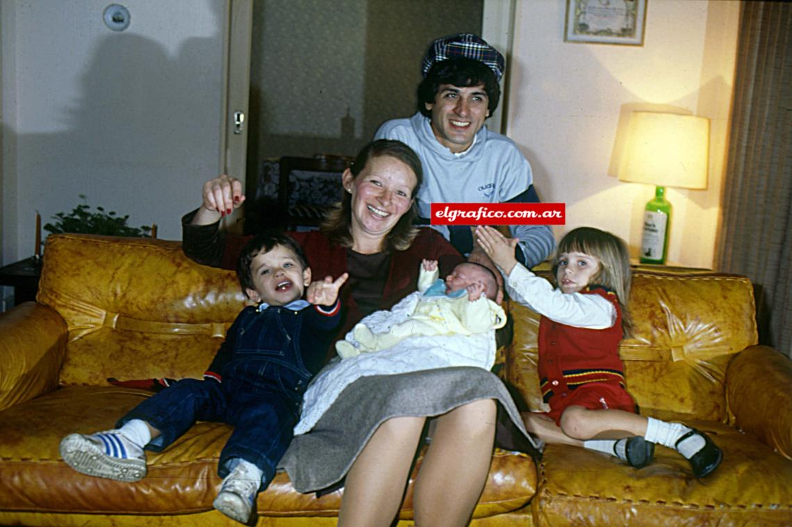 Imagen 1981. El Pato atrás con gorra de arquero y sonrisa, adelante Sascha, Olga con Tamara en brazos y Nadia, su línea de cuatro predilecta.