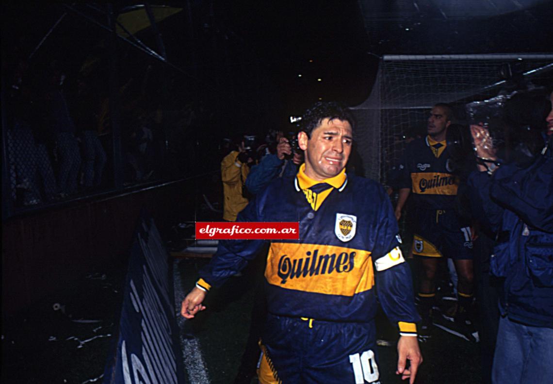 Imagen Maradona desconsolado luego del enojo con Castrilli. 
