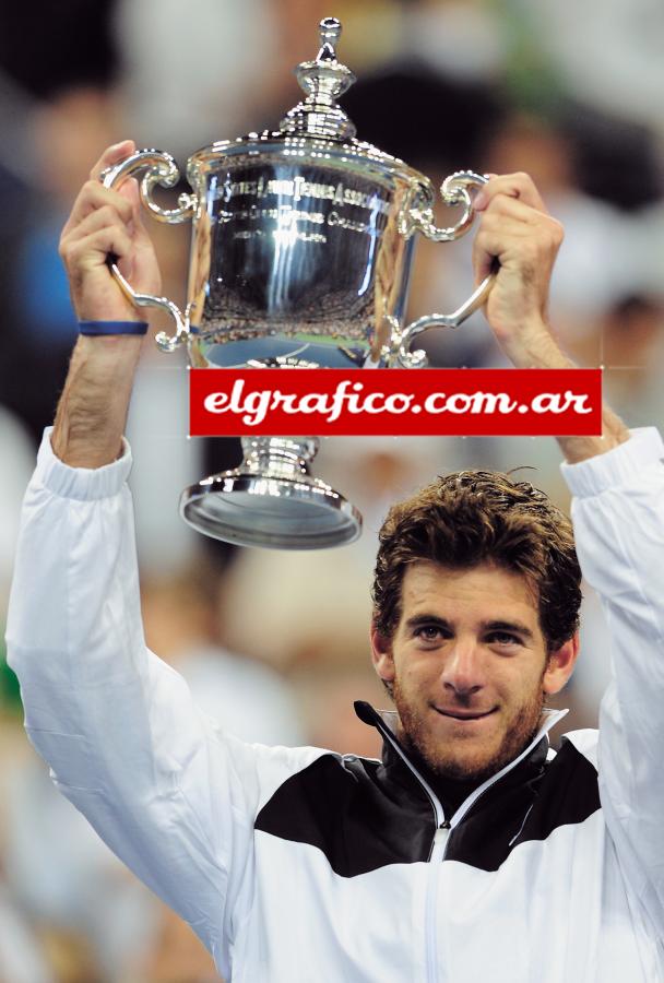 La copa soñada, en pleno estadio Arture Ashe, donde fue local, a pesar de los éxitos logrados por Federer.