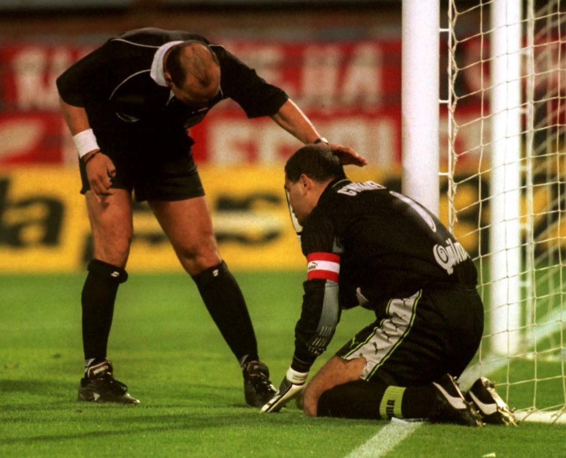 Imagen Los hinchas de Independiente le lanzaron un proyectil a Chilavert y Giménez suspendió el partido (FOTOBAIRES)