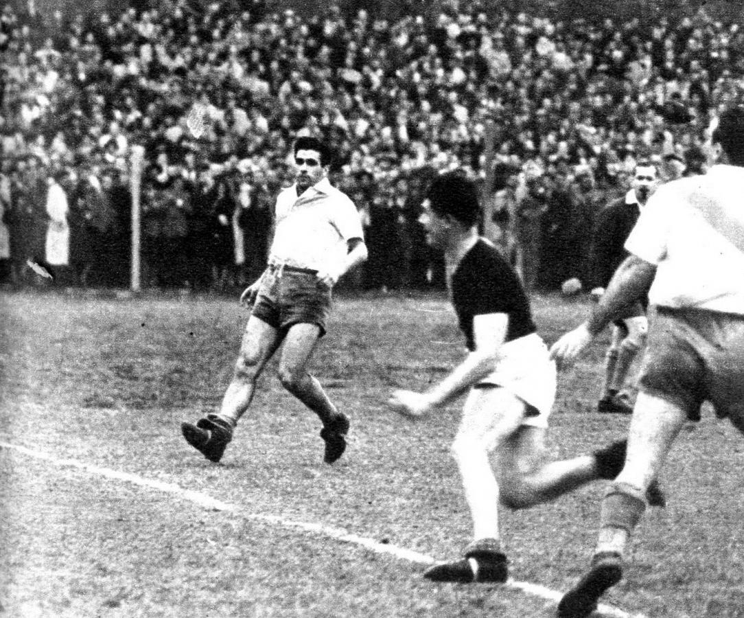 Imagen Micci pretendía aprovechar el tiro sobre el arco enviado por Arnaldo, pero Grisetti salió de la valla a tiempo para apoderarse de la pelota, de modo que el forward local sigue de largo.