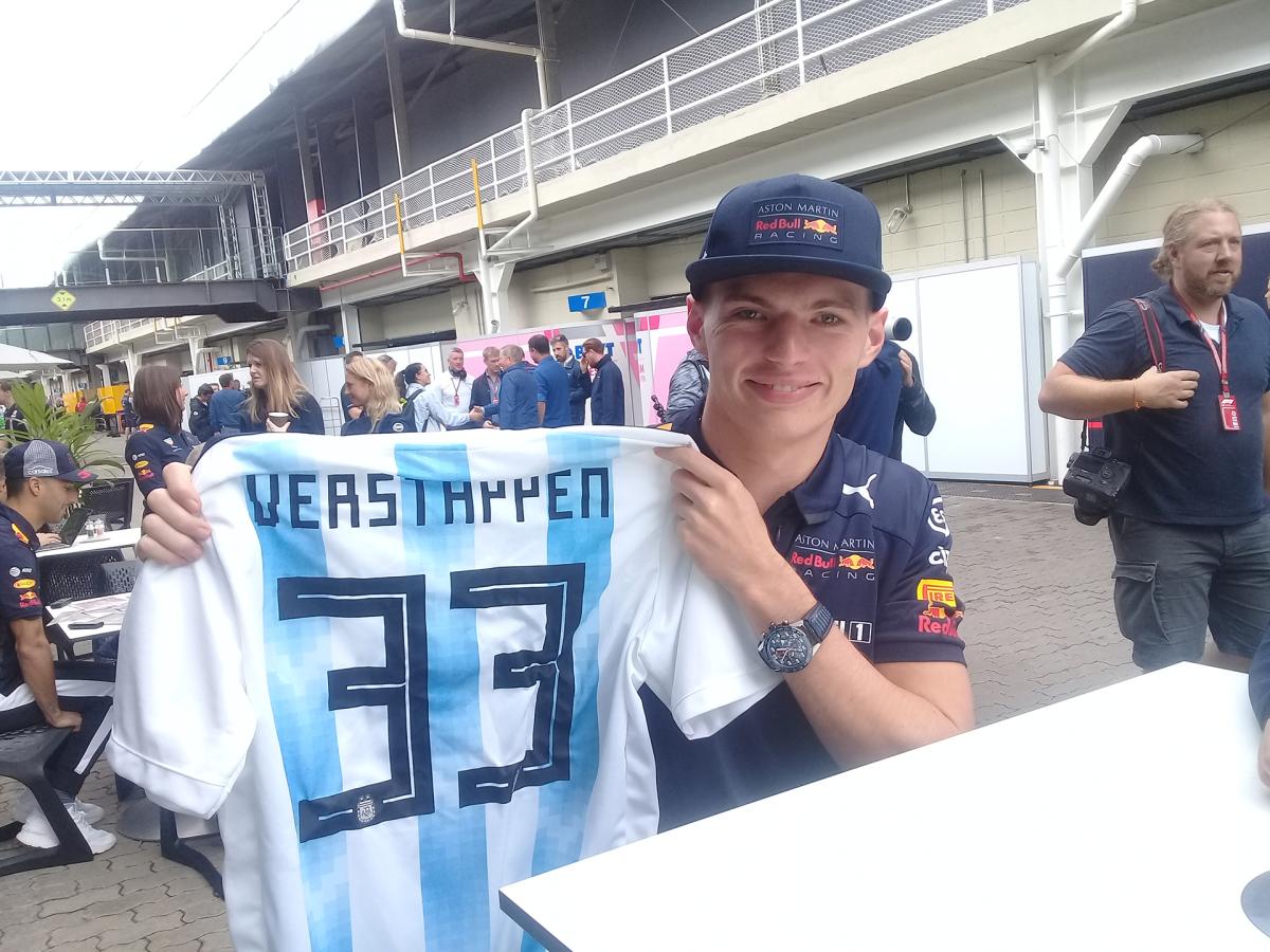 Imagen Verstappen y la camiseta de la Selección Argentina, en 2018.