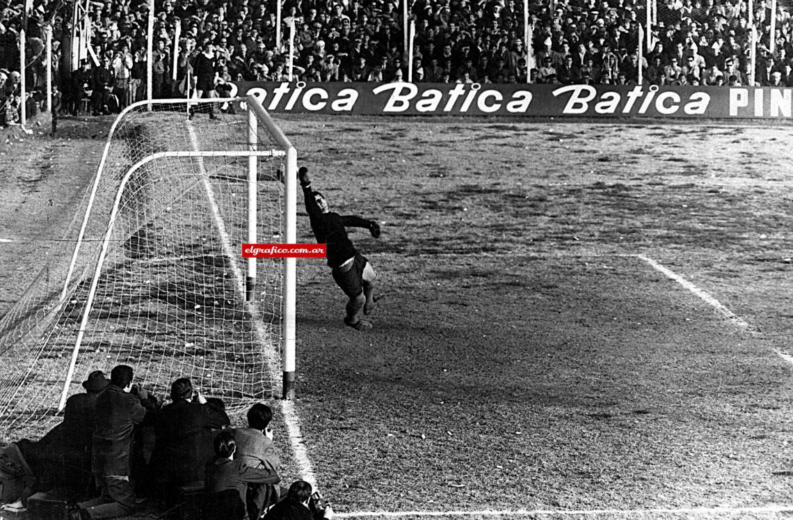 Imagen Luego de una falta a Spadaro, Madero tira de zurda con chanfle sobre la barrera. Spilinga salta con el objetivo de detener el balón.