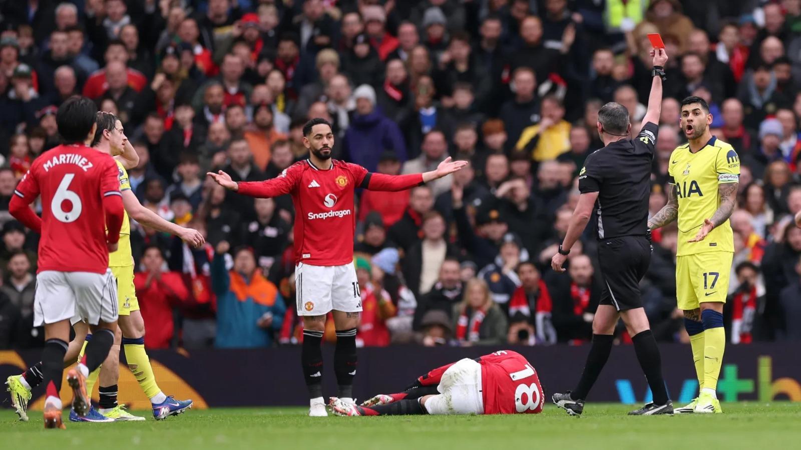 Imagen Cuti es expulsado y Licha Martínez se adentra en la escena. El United juega con uno más.