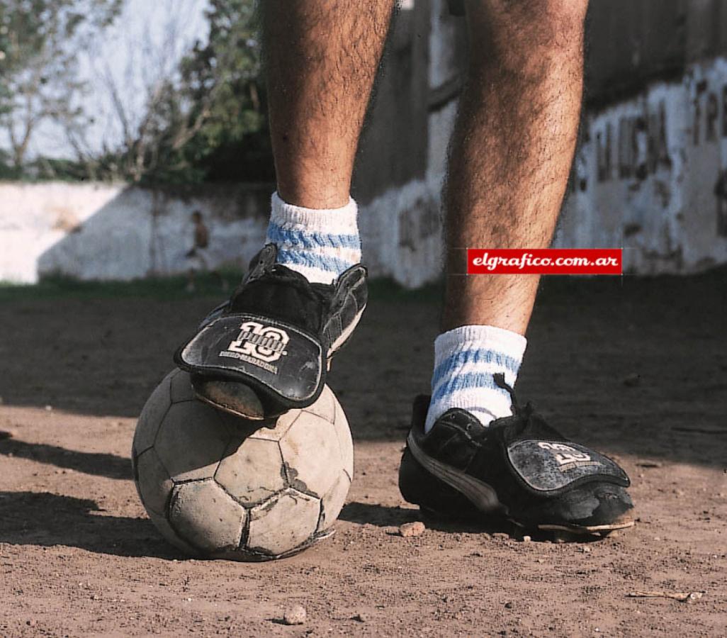 La pelota de la villa, casi de otra época; los botines del 10, los más populares.