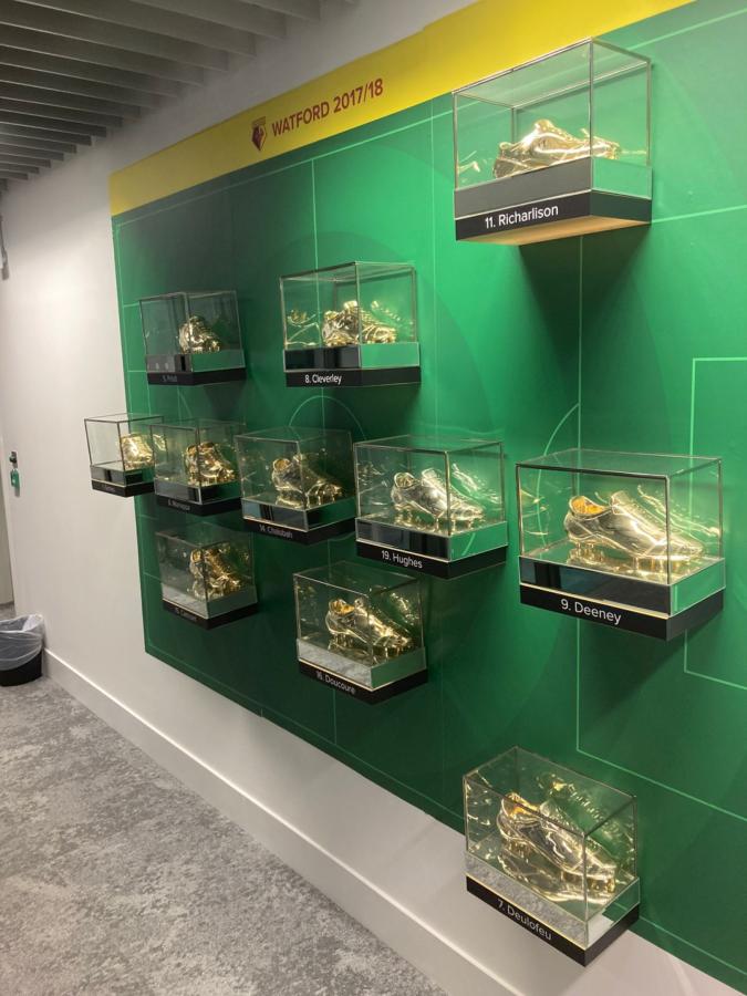 Imagen La formación entera de Watford, plantada en una de las paredes.