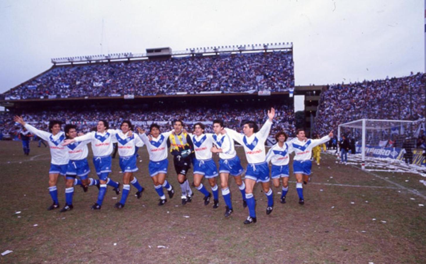 Imagen Vélez campeón del Clausura 1993, la vuelta olímpica antes del partido de la última fecha ante Independiente, el escolta (ARCHIVO EL GRÁFICO)