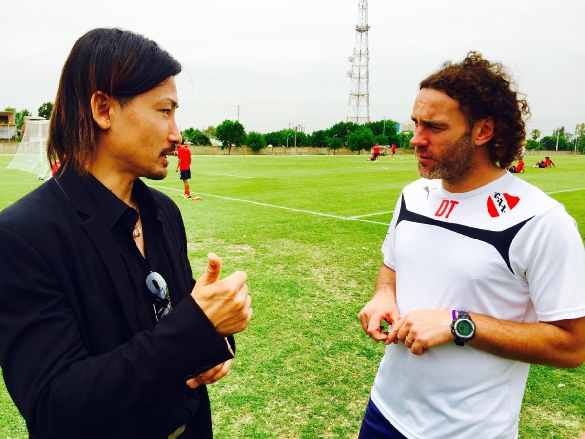 Imagen Yu con Gabriel Milito, cuando era el entrenador de la reserva.