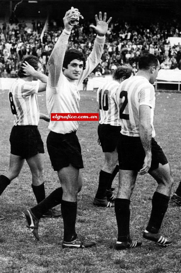 Imagen Después del partido frente a Boca, el Pato sale nuevamente ovacionado. En el torneo Metropilitano de 1972 Fillol atajó en total seis penales, un record increíble. 