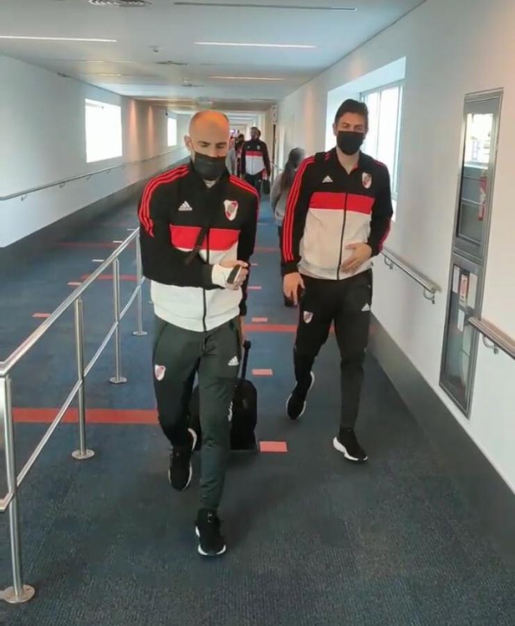 Imagen Pese a estar lesionado, Javier Pinola forma parte de la delegación riverplatense que partió rumbo a Brasil. Foto: @RiverPlate