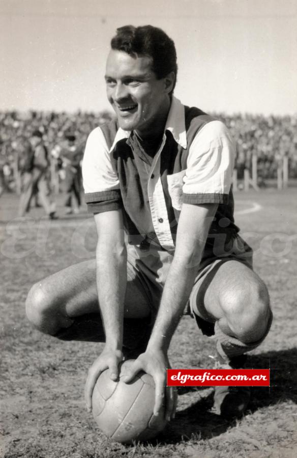 Fotografía de 1955, cuando todavía jugaba para Platense, club donde surgió.
