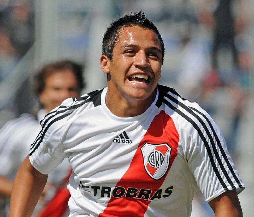 Imagen Alexis Sánchez festeja un gol con la camiseta de River. Marcó 4 entre 2007 y 2008.