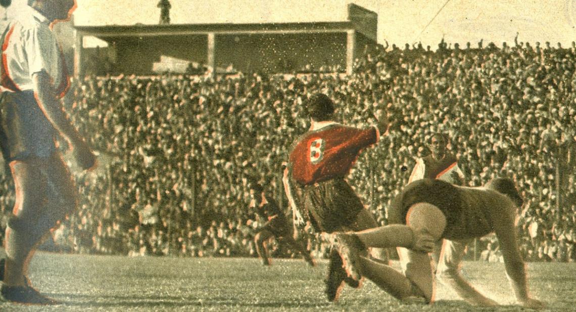 Imagen Faltaban dos minutos y medio para terminar el partido cuando Independiente empató por intermedio del puntero Micheli. Ya se ha producido el tanto y Cecconato inicia su carrera jubilosa para abrazar al autor de la conquista. Carrizo está en el suelo y sus compañeros Yácono y Ramos expresan claramente su desazón.