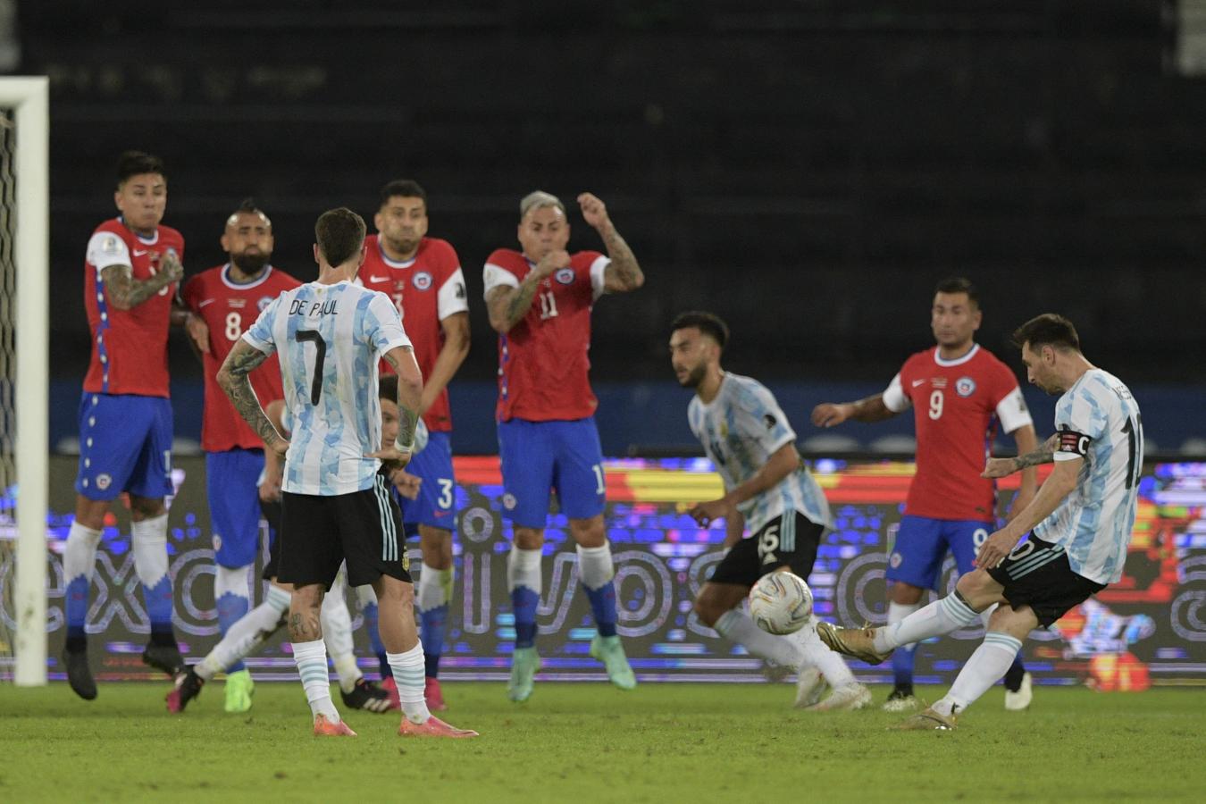 Imagen Messi acaricia la pelota antes de enviarla lejos del alcance de Bravo.