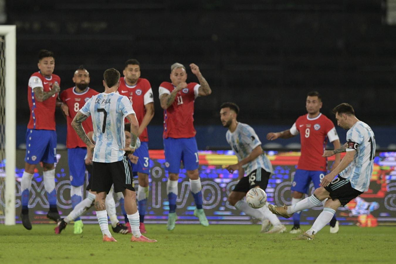 Messi acaricia la pelota antes de enviarla lejos del alcance de Bravo.