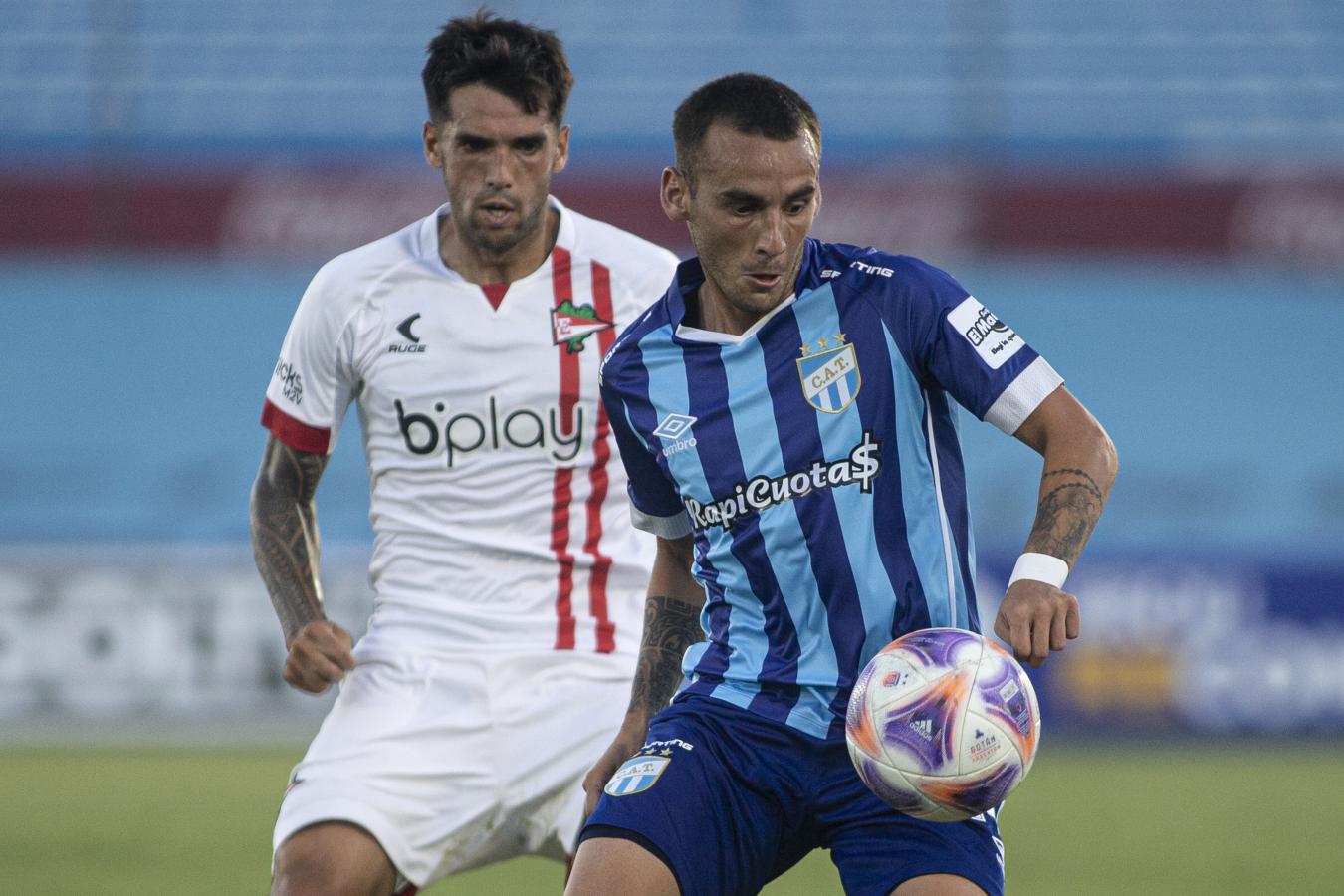 Imagen Una acción del encuentro entre Estudiantes y Atlético Tucumán