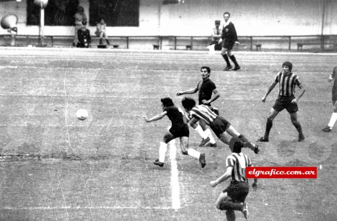 Poy la vio en el aire e intuyó el gol. Picó con fuerza y cuando caía, casi sobre el área chica, entre Jara y De Rienzo, fue a buscarla en palomita. Ya partió el cabezazo hacia abajo…