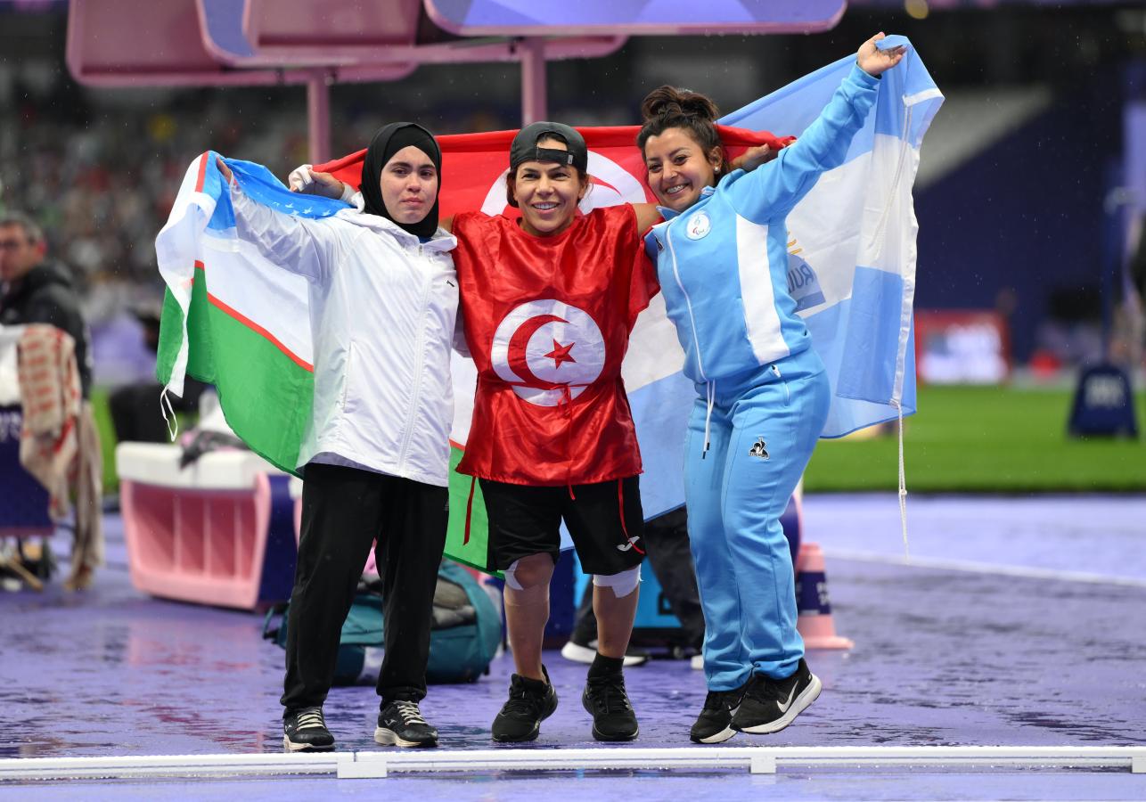 Imagen Khakimova, Tlili y Ruiz Díaz, las tres medallistas.