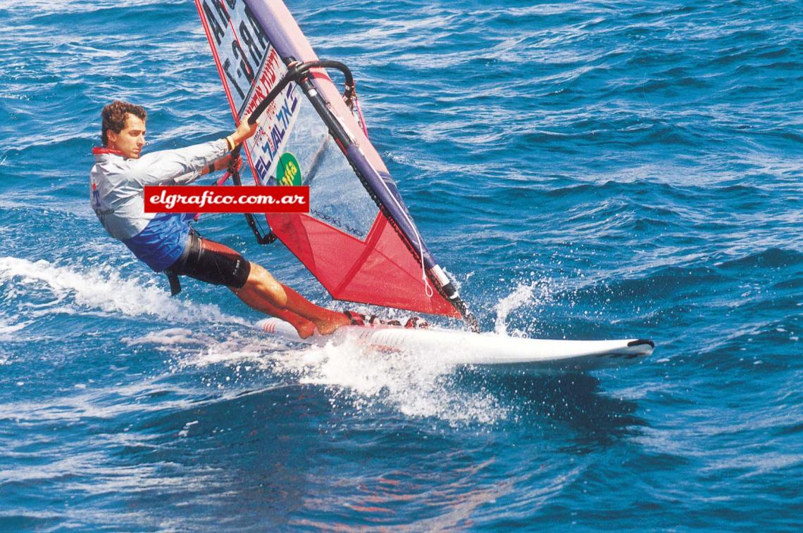 Imagen Eduardo, en acción. El cordobés integraba un equipo de windsurf brillante junto a Carlos Espínola y Marcos Galván. 