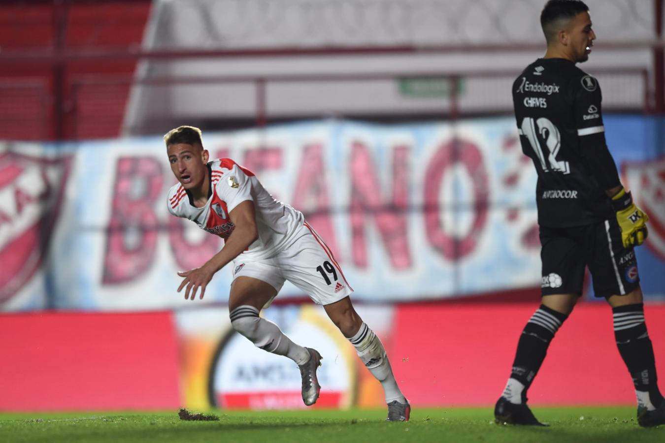 Braian Romero acaba de marcar el segundo tanto tras una buena asistencia de Suárez. Foto: @RiverPlate