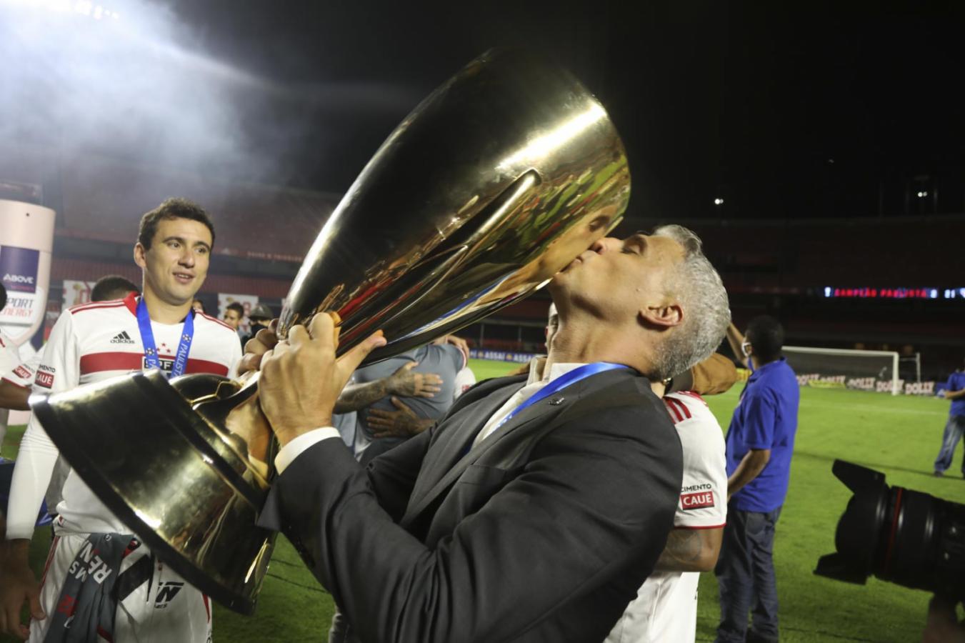 Imagen Crespo besa la Copa. Después de una intensa seguidilla de partidos su equipo se quedó con el Paulistão.