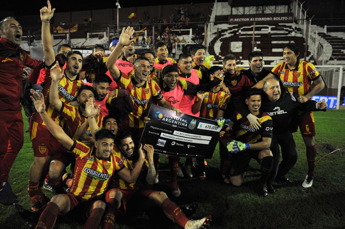 Imagen Clásica foto con el cheque. En 16avos de final espera otro equipo de primera, se trata de Atlético Tucumán.