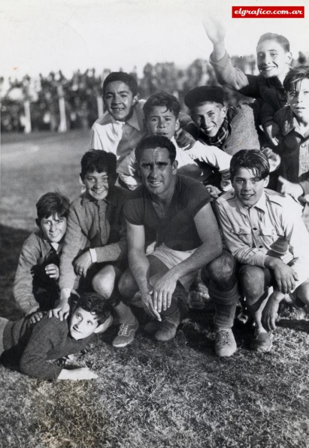 1941. Marvezy y los pibes de Victoria