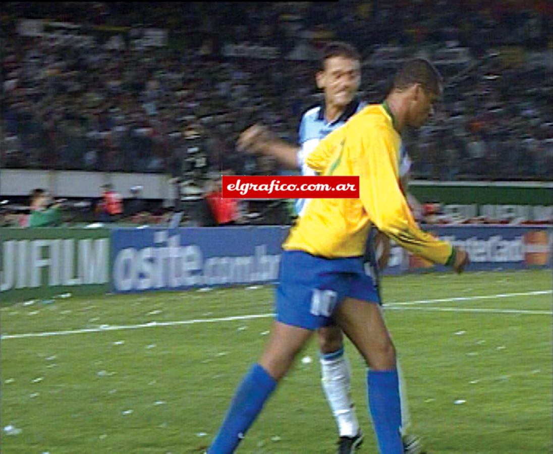 Imagen La gran jugada. El amague de piña a Rivaldo, en el 2-1 por las Eliminatorias 02.