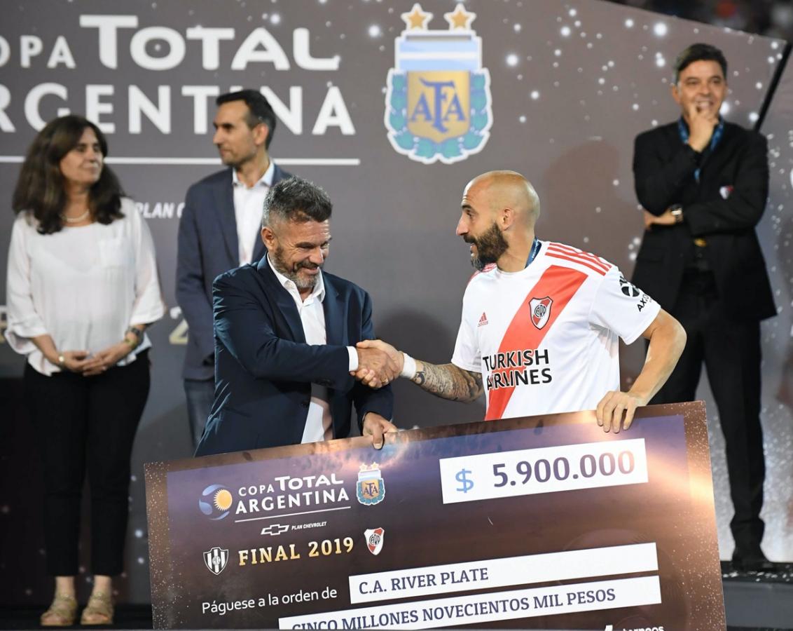 Javier Pinola recibe el cheque.