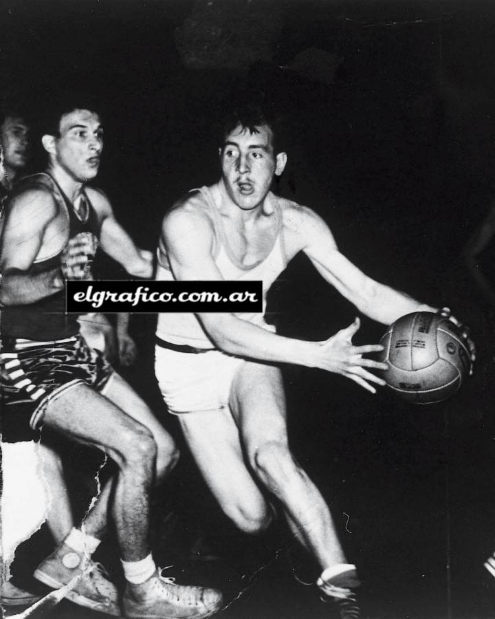 Imagen CRACK. Es Roberto Luis Viau contra los norteamericanos en el mítico Luna Park. Era el benjamín.