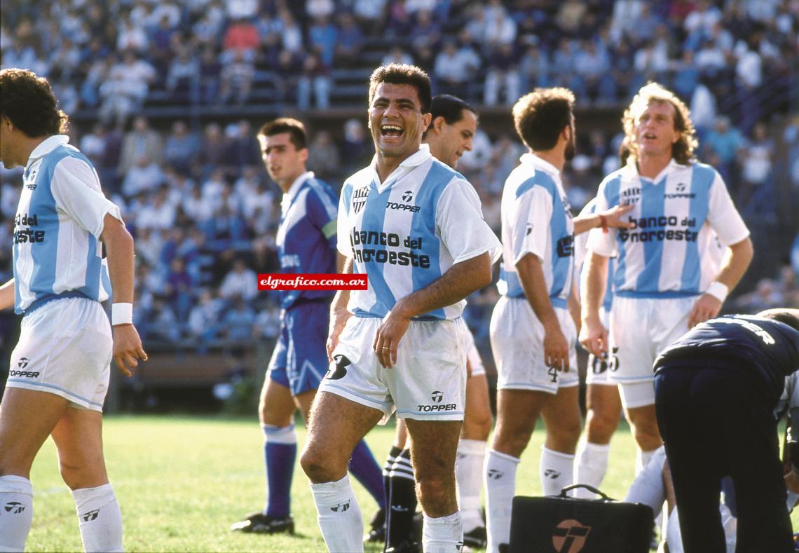 Sonriendo y haciendo morisquetas en la cancha, un clásico, aquí en Gimnasia y Tiro.