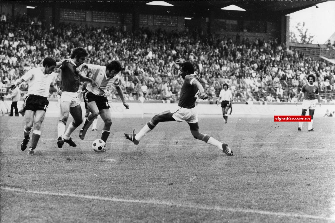Imagen En la Selección nacional jugó el Mundial de Alemania de 1974, donde disputó 4 partidos y convirtió 1 gol, justamente en este partido frente a Brasil, el cual terminó en derrota por 2 a 1.