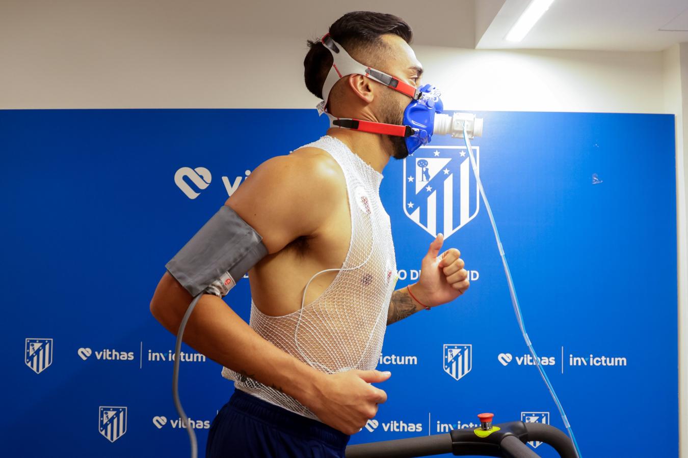 Imagen Nico González pasó los chequeos médicos y firmó contrato por un año con el Atleti.