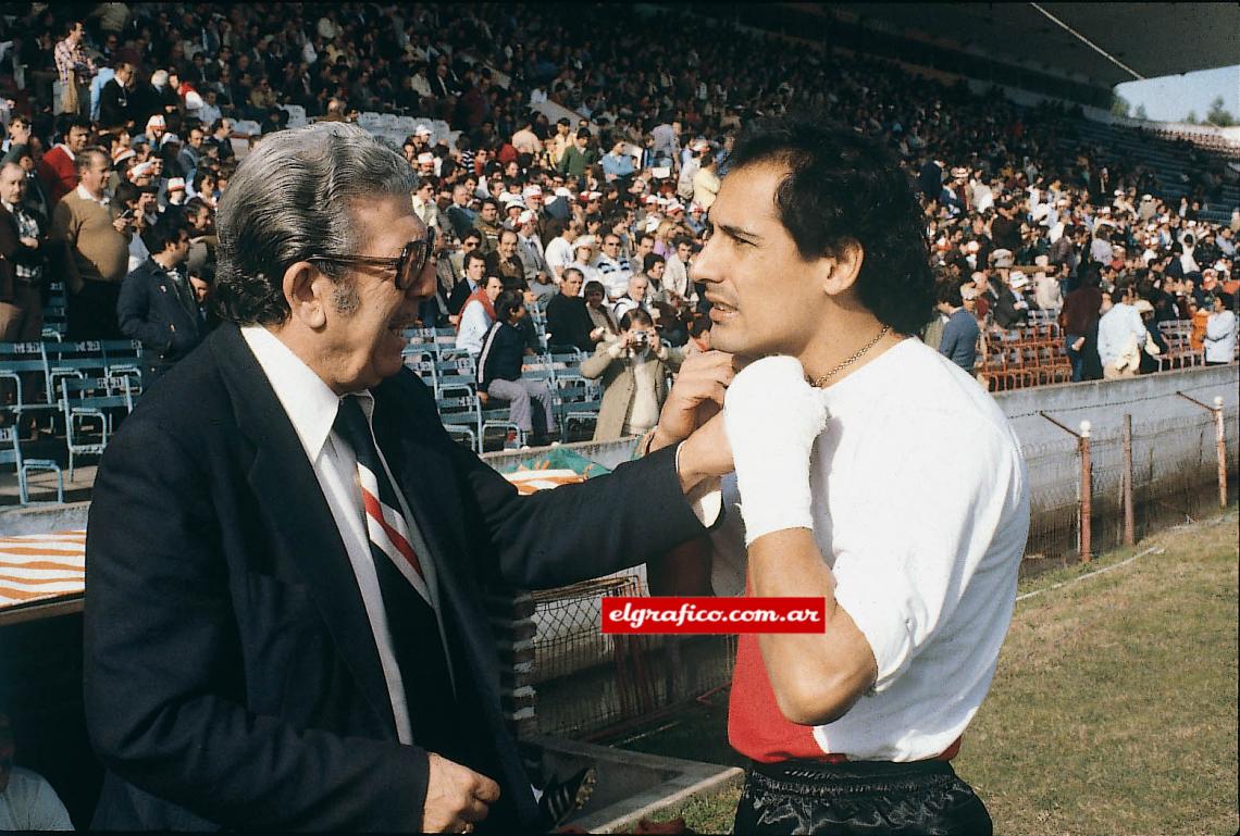 Imagen Su padre futbolístico, Angel Labruna, y el rito de una cábala: pedirle la cadenita antes del partido. 