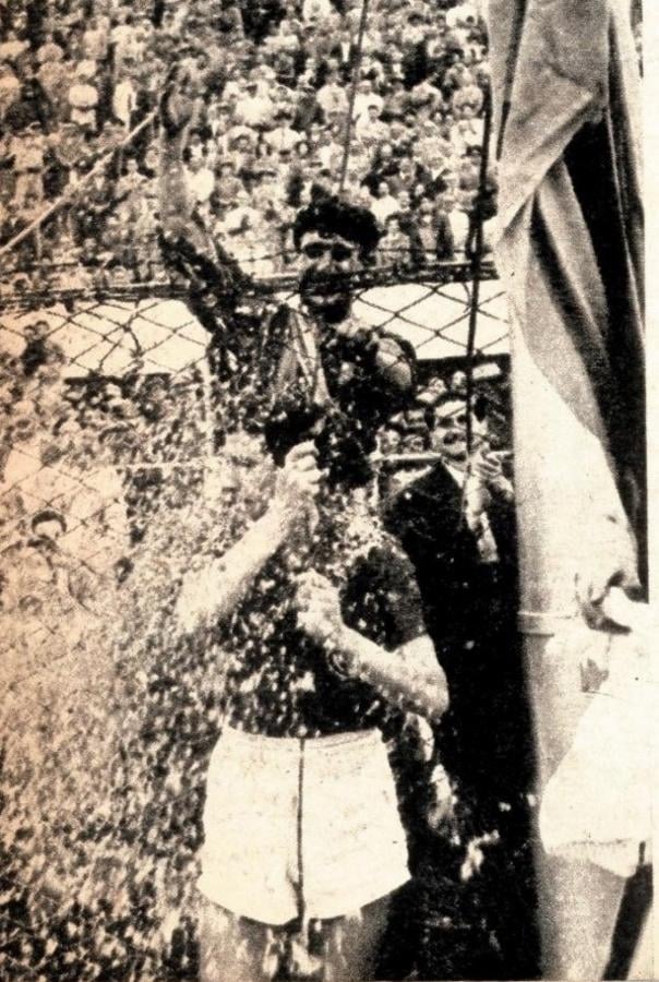 Martina. Trece años en el club. El decano de los campeones. Le dispensaron dos honores: izamiento de la bandera y una bolsa exclusiva de "confetti".