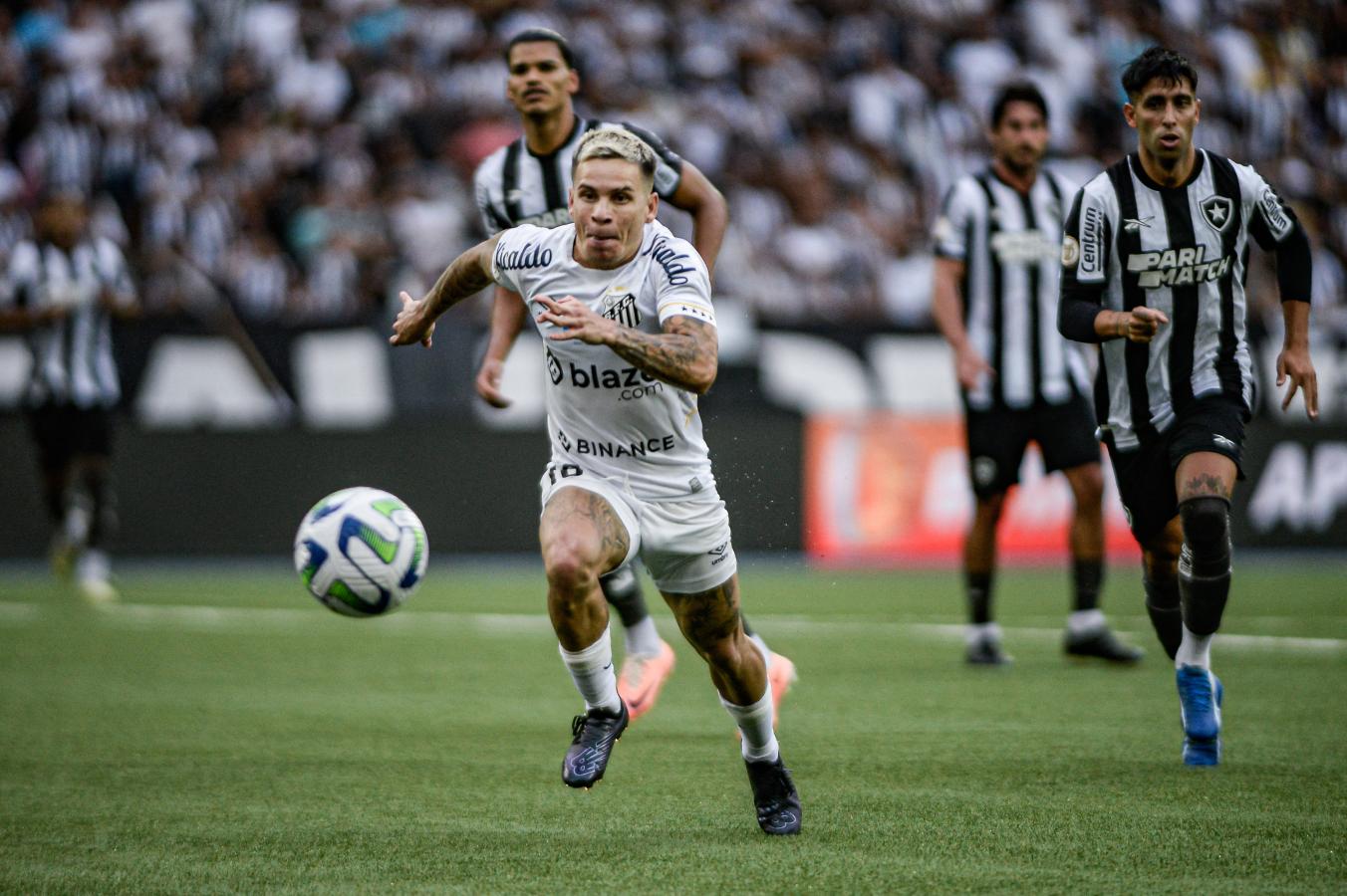 Imagen Yeferson Soteldo, defendiendo la camiseta de Santos.