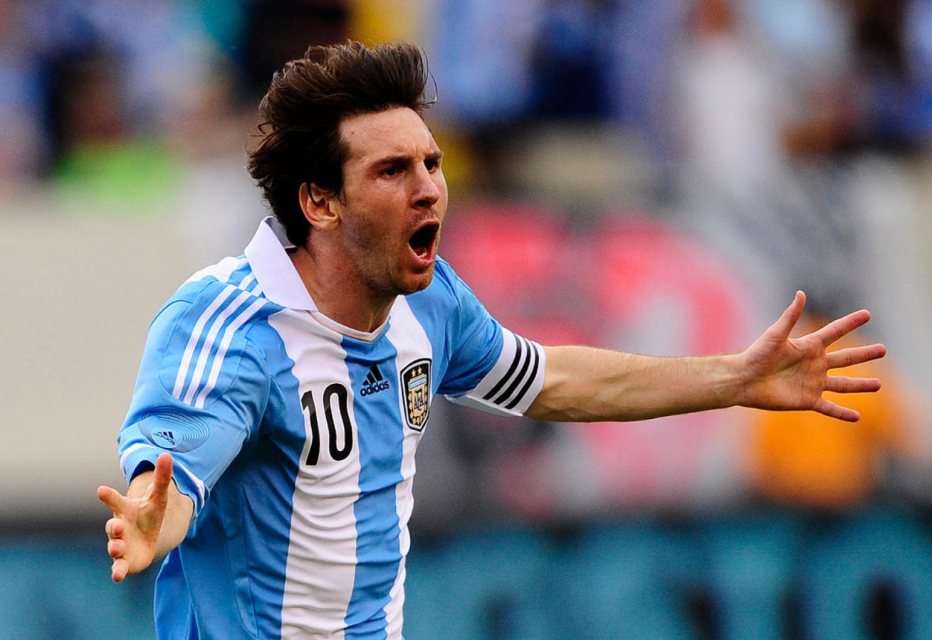 Imagen Messi festeja sus 3 goles ante Brasil en 2012