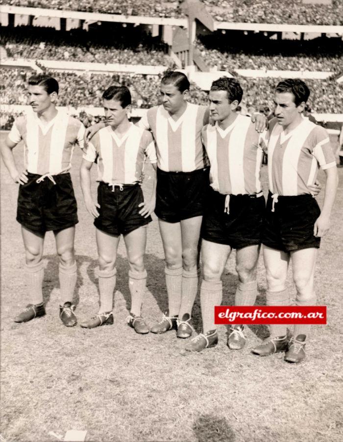 Frente a Inglaterra en 1953. El quinteto de ataque argentino integrado totalmente por jugadores de Independiente: Micheli, Cecconato, Lacasia, Grillo y Cruz.