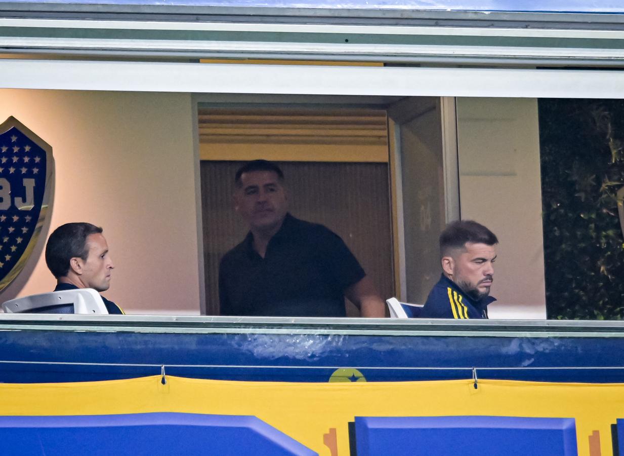 Imagen Riquelme observa la eliminación de Boca junto a Herrón y Ledesma.