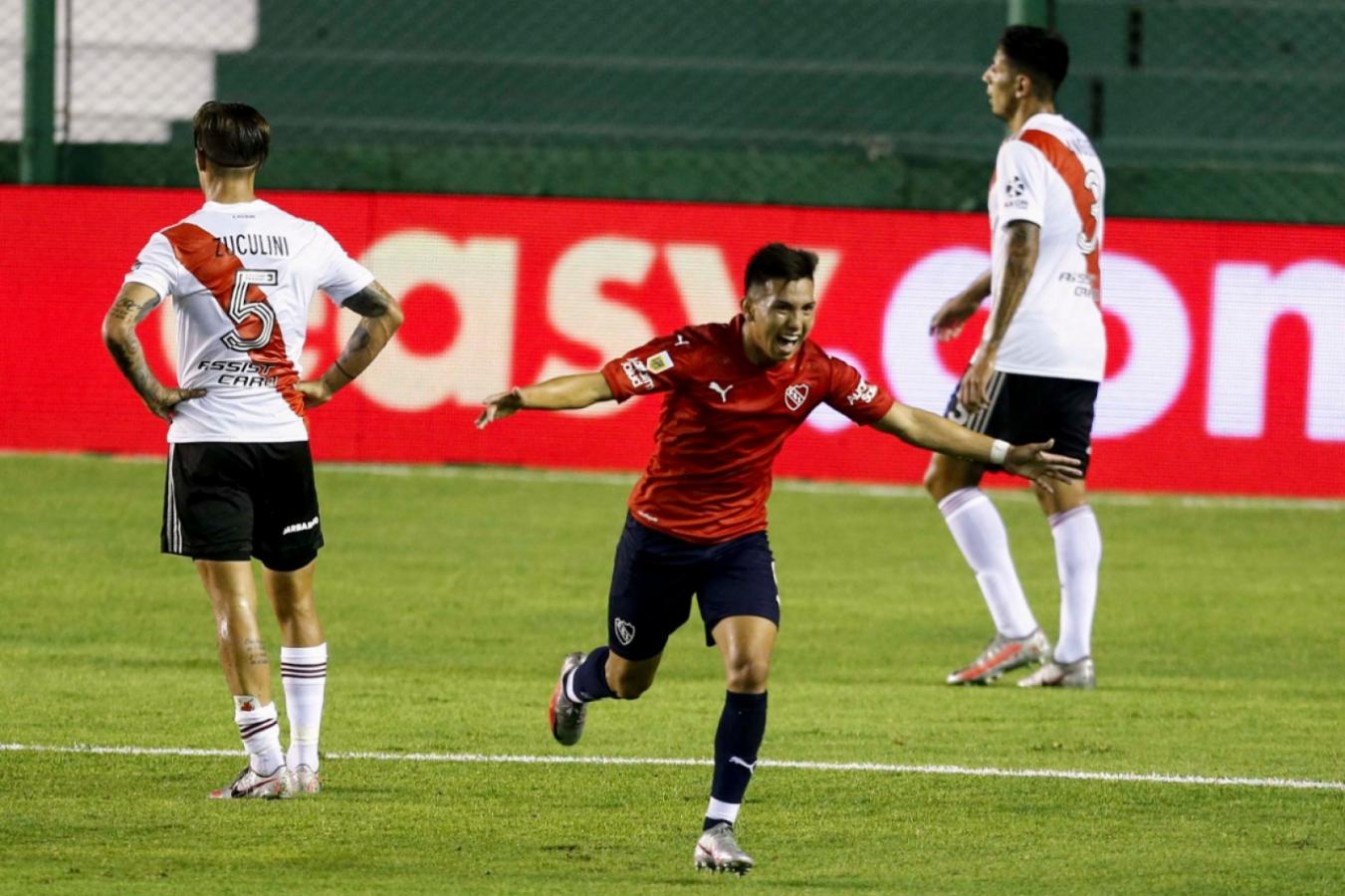 Alan Velasco festeja y River lo sufre. El volante del Rojo anotó un doblete.