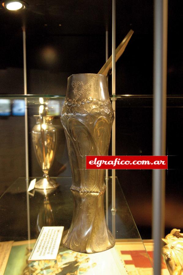 Imagen &nbsp;En 1906, actuando en la Liga Central, Boca conquista la primera copa, denominada "Los reformistas” &nbsp;y que aun conserva su vitrina. &nbsp;