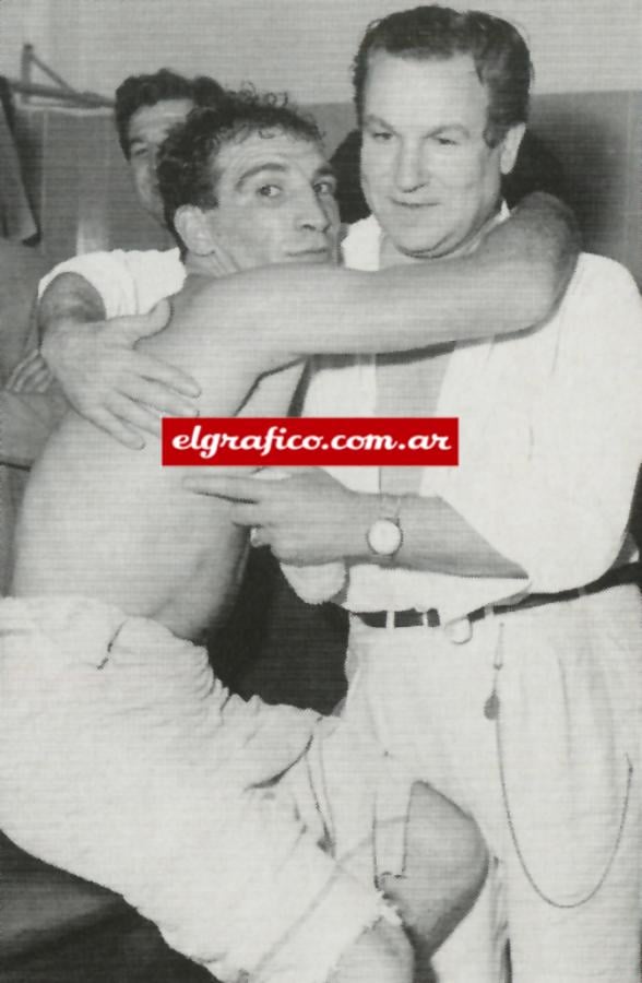 Imagen Locche abraza a Bermúdez. Su maestro apenas daba unas pocas indicaciones.