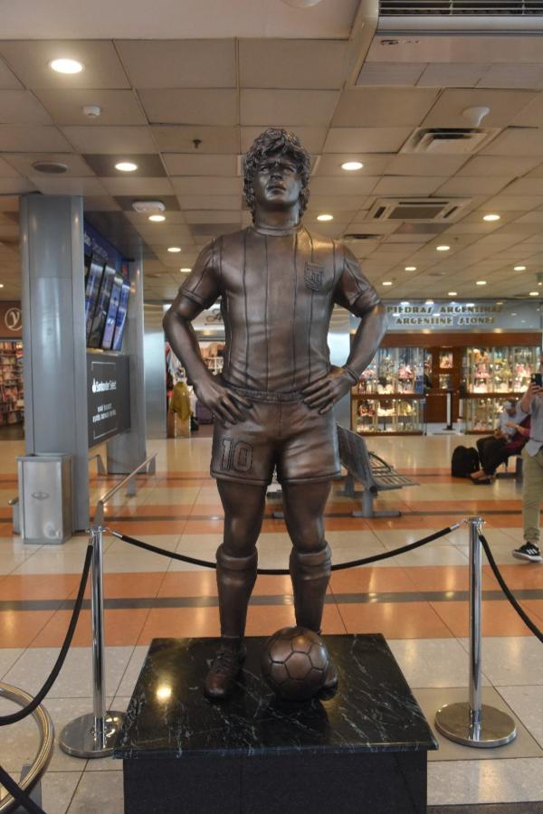 La estatua de Maradona en la terminal de Ezeiza 
