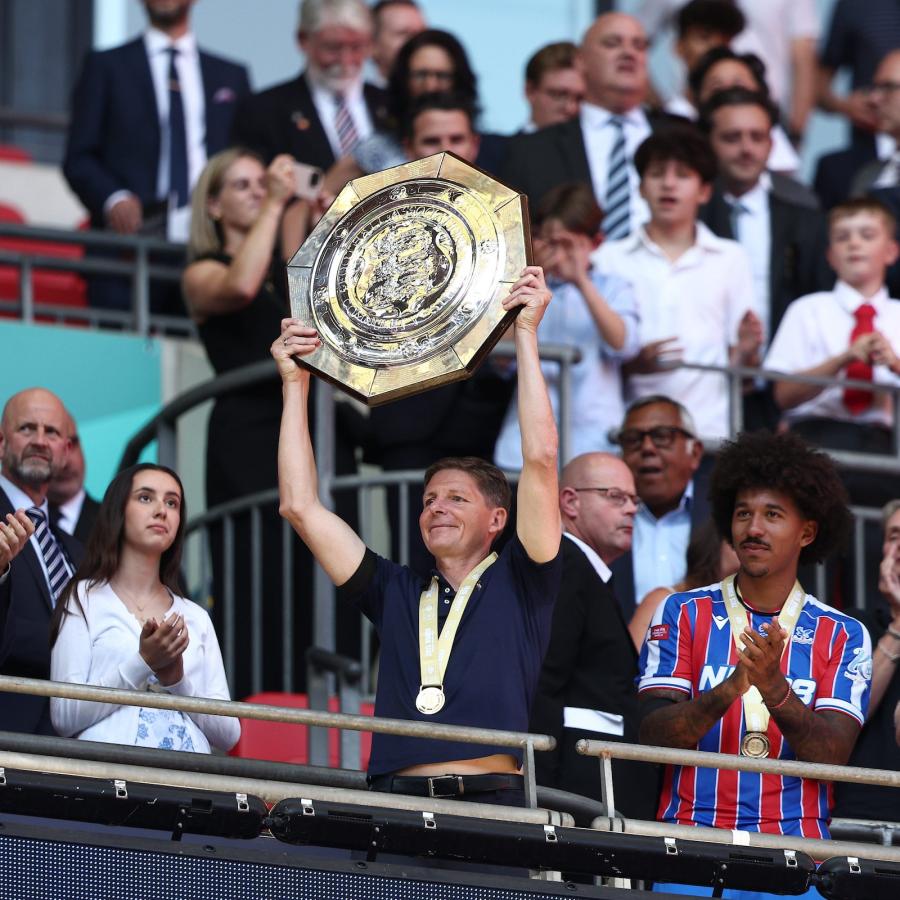 Imagen Oliver Glasner, técnico del Palace, alza el escudo de la Community Shield.