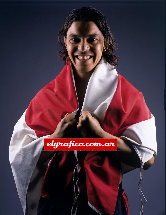 Imagen “Yo quería retirarme en River pero no siempre los deseos se hacen realidad. Me pusieron la bandera en la tribuna y me di cuenta de que había gente en el club que quería que me fuera. Sencillo….Mi relación y me identificación con River es muy fuerte y sé que en algún momento me va a tocar. No sé cuándo, pero en el momento en que me toque, espero estar preparado”.(Declaraciones de Marcelo Gallardo a El Gráfico en 2014).