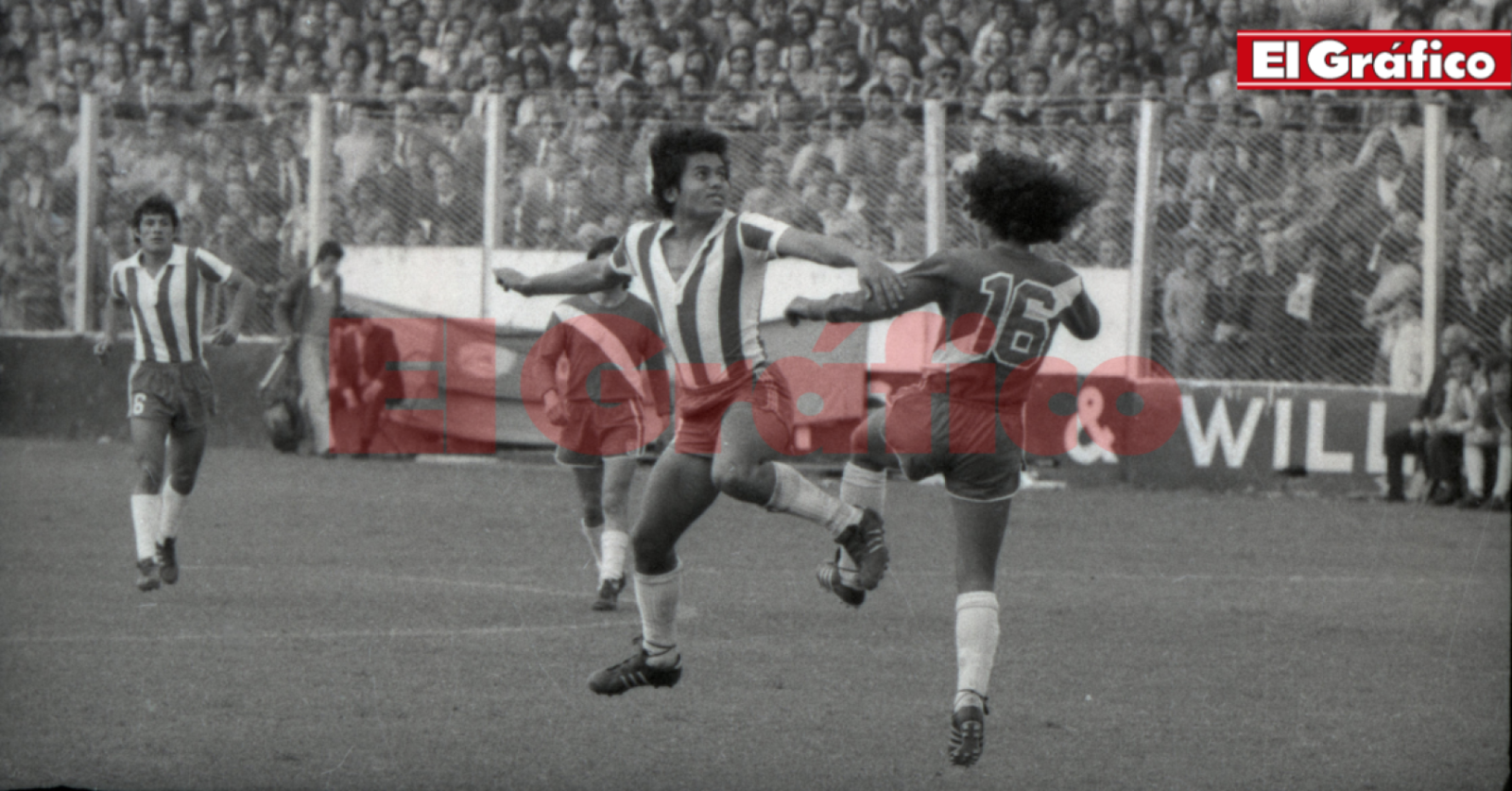 Imagen Diego, de espaldas con la 16, pelea una pelota.