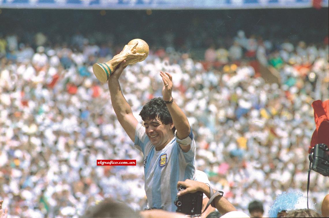 Imagen Tocó el cielo con la manos, fue capitán de la Selección que ganó el Mundial e México 86.