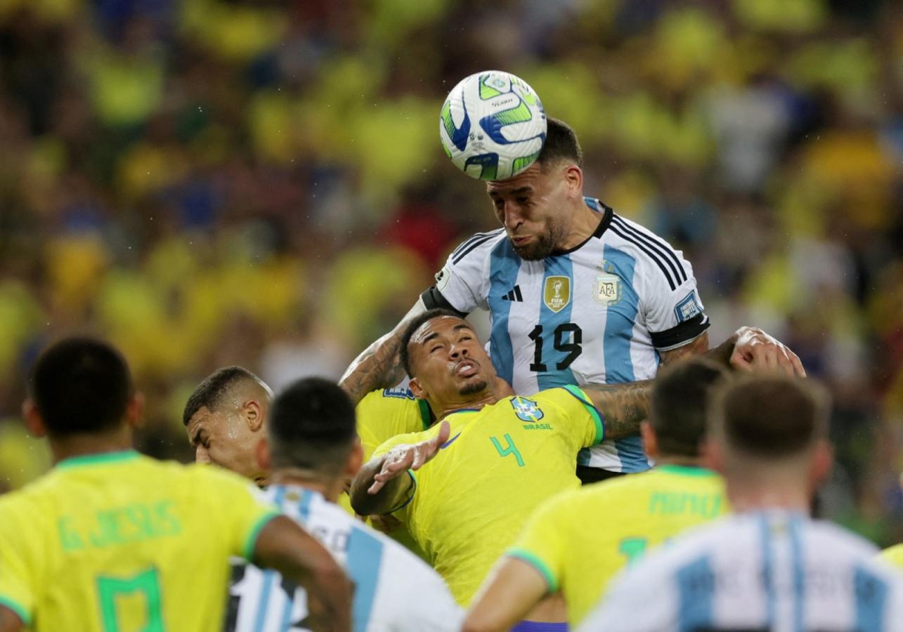 Imagen El cabezazo de Otamendi que se hundió como una daga en el corazón brasileño y rompió un histórico invicto.