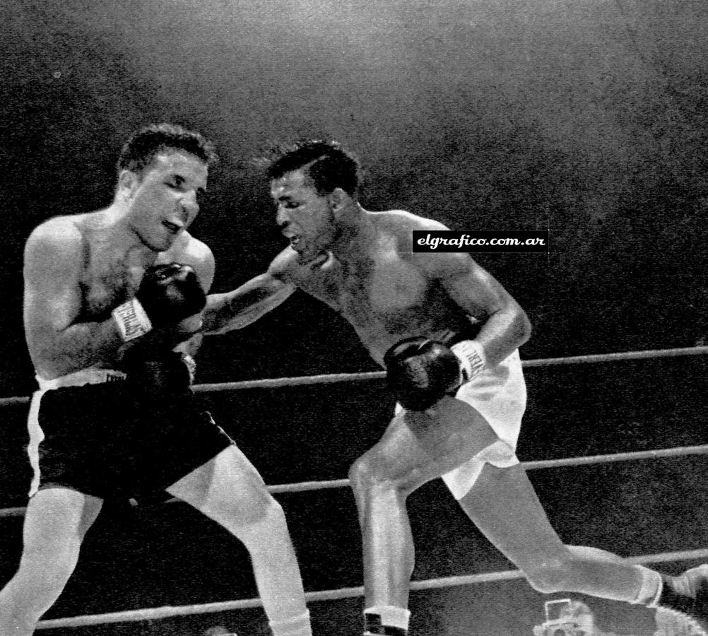 Imagen Chicago, 15 de febrero de 1951. Robinson ataca, La Motta se defiende. Esa noche, Sugar Ray le quitó el campeonato mediano dándole un gran castigo. Pero Jake terminó de pie. 